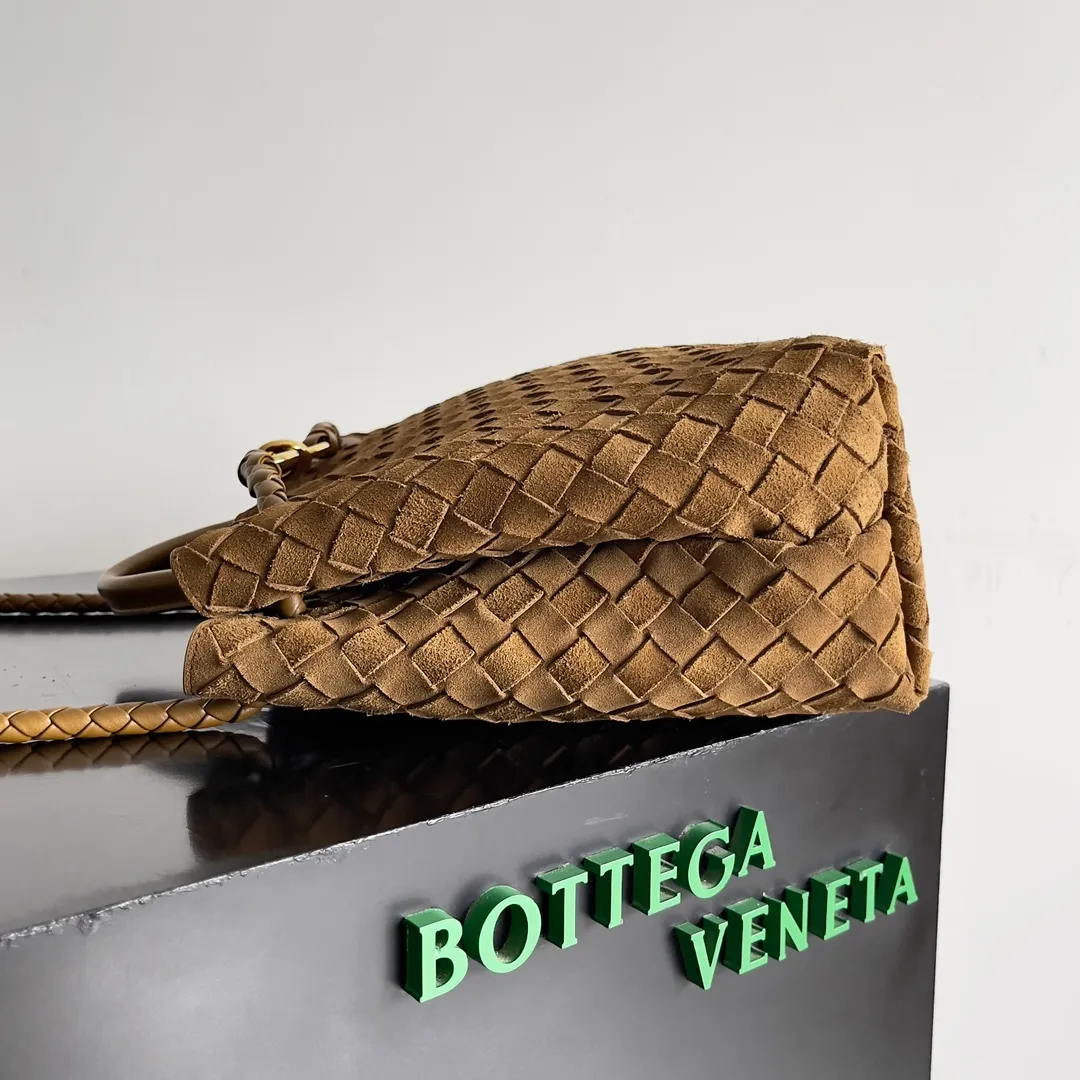 The 2023 new Andiamo batch of 2360 BV has been shipped‼ ️Really popular🔥The new Andiamo woven handbag launched by Bottega Veneta this season is really popular all over the world! ! Celebrities at home and abroad have worn it, and Oscar-winning actress Michelle Yeoh has taken it out on the street. Song Jia, Trai Yara, Yu Feihong, Sanji Ayaka, Rosie Hunting-Whiteley, Yoshioka Riho, etc. have all picked up this bag. It is classic and versatile, showing off its temperament, and the bag capacity is also large, which is very convenient for daily commuting! ! A variety of carrying methods, the shoulder straps can be adjusted by yourself, the original lambskin feels soft and delicate, and the neutral style is created to break gender boundaries and bring a more practical and longer-lasting use experience. Andiamo, which has both elegant and casual styles, perfectly interprets "fashionable old money style". Style number: 743572 (sugar) Size: 32*24*12